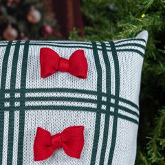 CAPA TRICOT XADREZ COM APLICACAO DE LACOS 50 cm x 50 cm