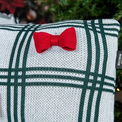 CAPA TRICOT XADREZ COM APLICACAO DE LACOS 35 cm x 55 cm