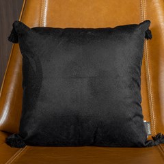 CAPA VELVETEEN 746 LISA PRETA COM TASSEL 43 cm x 43 cm