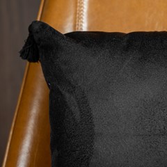 CAPA VELVETEEN 746 LISA PRETA COM TASSEL 43 cm x 43 cm