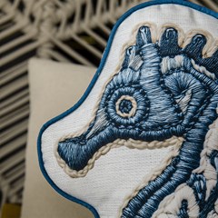 ALMOFADA FORMATO CAVALO MARINHO 501 COM CORDONE 24 cm x 50 cm