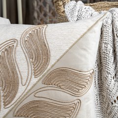 ALMOFADA CONCEPT 489 COM BORDADO E APLICACAO 50 cm x 50 cm