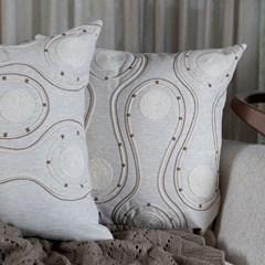 ALMOFADA CONCEPT 573 COM BORDADO E APLICACAO 50 cm x 50 cm
