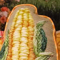 ALMOFADA FORMATO MILHO SAO JOAO 313 COM CORDONE 25 cm x 45 cm