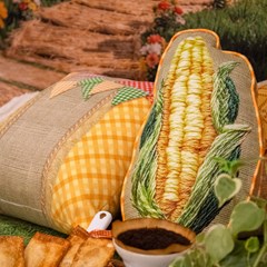 ALMOFADA FORMATO MILHO SAO JOAO 313 COM CORDONE 25 cm x 45 cm