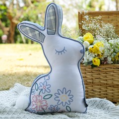 ALMOFADA PASCOA 132 FORM. COELHO C/ CORD. BORD. E POM POM 30 cm x 48 cm