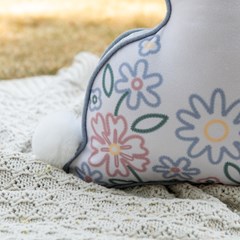 ALMOFADA PASCOA 132 FORM. COELHO C/ CORD. BORD. E POM POM 30 cm x 48 cm