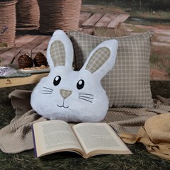 ALMOFADA PASCOA 170 FORMATO COELHO COM BORD. E APLIC. 40 cm x 46 cm