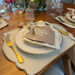 LUGAR AMERICANO PASCOA CLASSICO DO NINHO COELHOS BORDADO TAUPE 017 44,5 cm x 38,5 cm