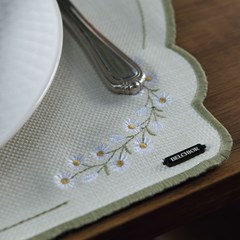 LUGAR AMERICANO PASCOA MARGARIDAS COM BORDADO 023 44,5 cm x 38,5 cm