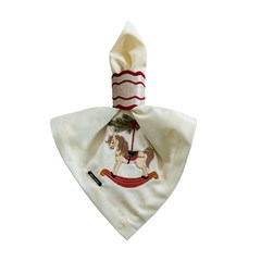 GUARDANAPO NATALINO 168 CAVALO DE BALANCO COM PORTA BORDO BORDADO 43 cm x 43 cm